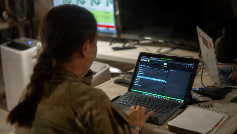 Le projet Gatekeeper de l&rsquo;armée vise à réduire les délais d&rsquo;approbation des logiciels de plusieurs mois à quelques « minutes »
