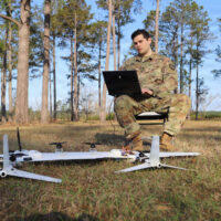 Une unité militaire expérimente des petits drones pour des « cyber-effets sur mesure »