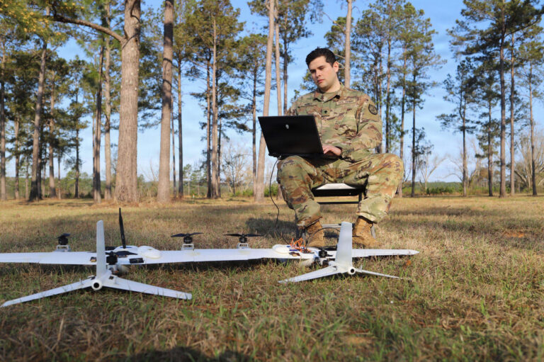Une unité militaire expérimente des petits drones pour des « cyber-effets sur mesure »