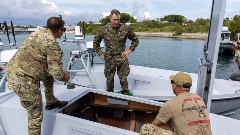 EXCLUSIF : le chef du SOUTHCOM cherche une solution fluviale sans pilote alors qu&rsquo;il adopte l&rsquo;autonomie